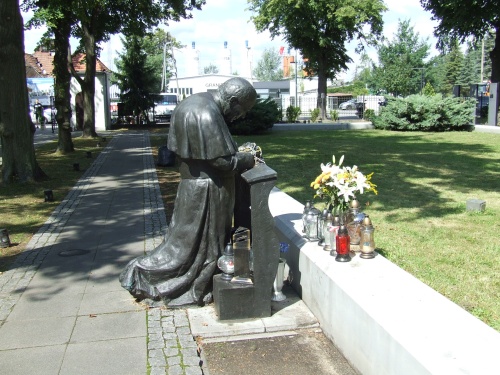 Figura (z brązu) modlącego się tutaj w 1999 r papieża Jana Pawła II